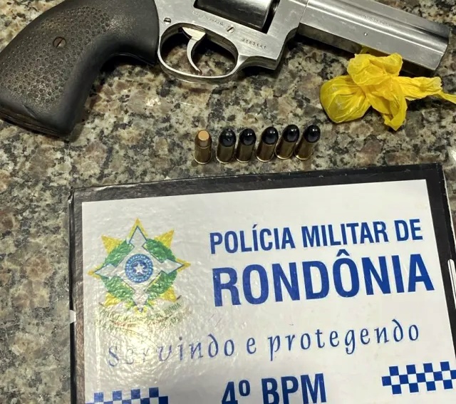 Menor de 17 anos, é preso dentro de taxi com arma de fogo em Cacoal