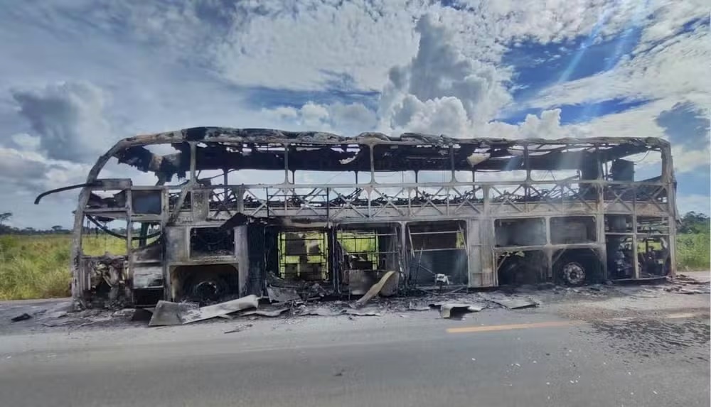 Ônibus da empresa Matriz é destruído por incêndio que começou em motor, na BR-364