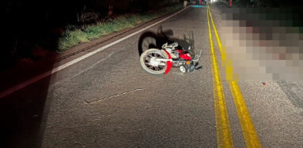 Motociclista atinge animal na pista, cai e é socorrido sangrando pela boca e nariz, na Rodovia do Café em Cacoal