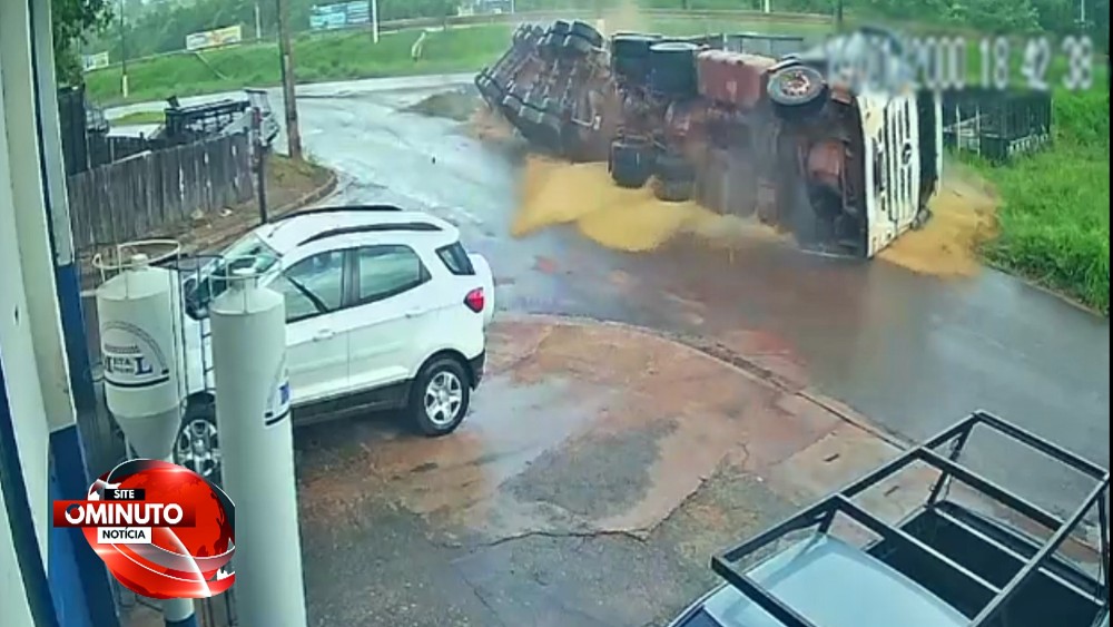 Suposto problema mecânico provoca acidente com carreta na marginal da BR-364, em Cacoal, RO