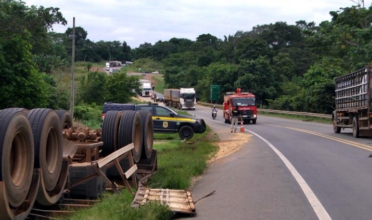 Semirreboque de caminhão carregado de soja tomba na BR-364, entre Jaru e Ouro Preto