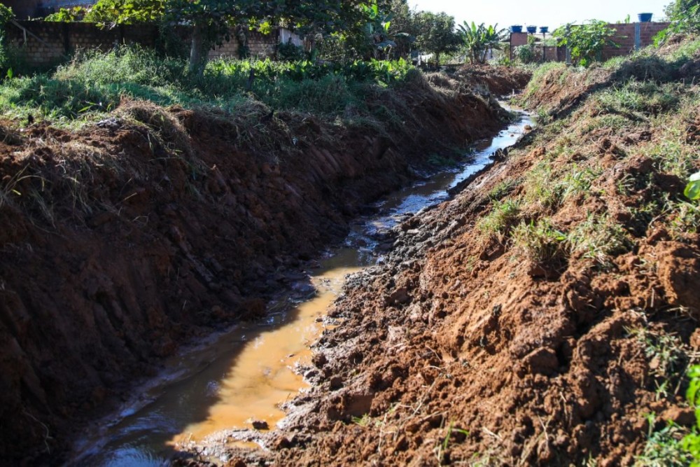 Canal do riacho que corta a cidade, é limpo no trecho do setor 07, em Jaru