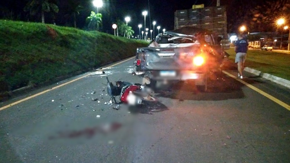 Motociclista morre ao bater na traseira de pick-up que bateu na traseira de caminhão na marginal da BR-364 em Cacoal