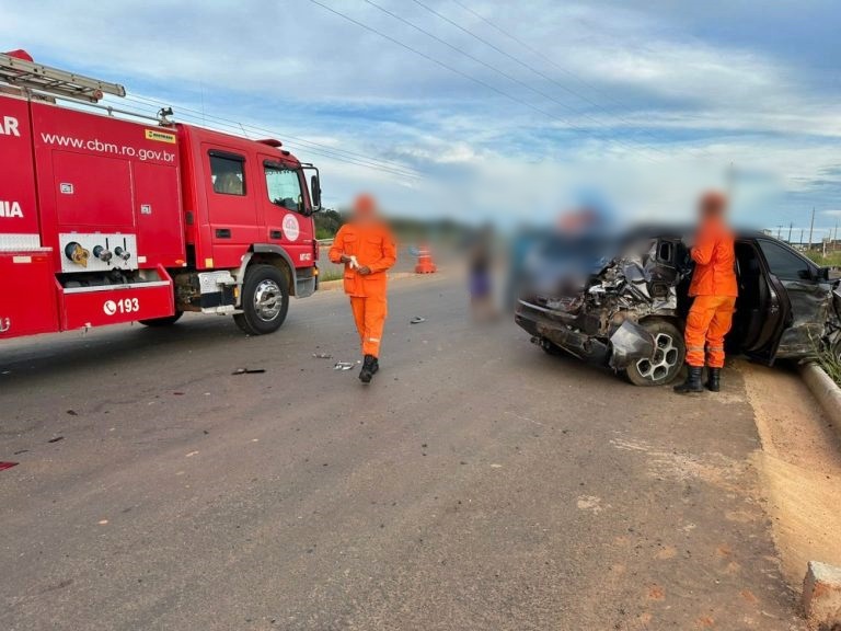 Casal de idosos fica ferido em acidente na BR-364 após choque com carreta no perímetro urbano de Jaru, RO