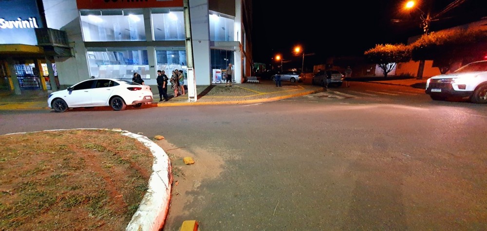 Condutora se confunde com rotatória e atinge veículo na Belo Horizonte em Cacoal