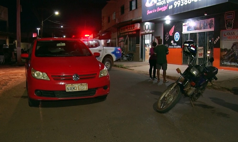 Condutor de moto desatento bate na traseira de automóvel na Comunicações em Cacoal