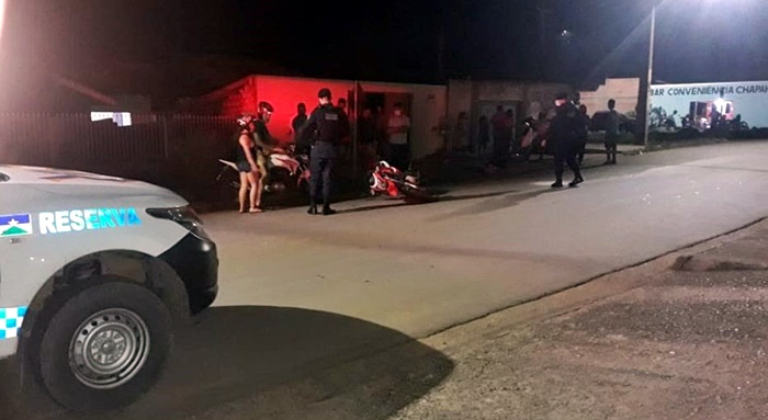 Mulher é presa por embriaguez na direção, após bater com motocicleta em ciclista na rua Padre Chiquinho, em Jaru, RO