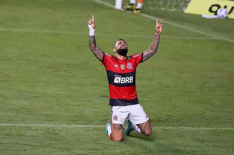 Após 'hat-trick', Gabigol supera marca de Bebeto no Flamengo