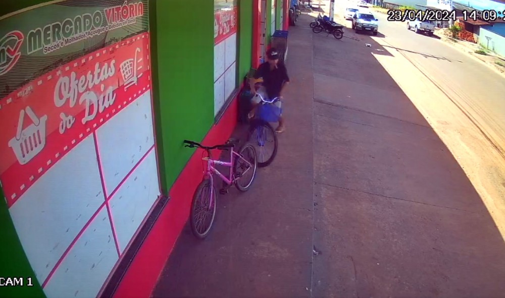 Monitoramento flagra furto de bicicleta em comercio na avenida das Mangueiras em Cacoal, RO