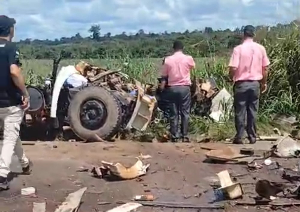 Buracos na BR-364, provocam acidente entre duas carretas entre Jaru e Ariquemes, RO
