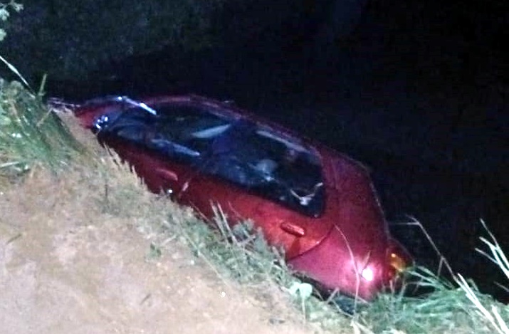 Homem sai para comprar bebida e morre afogado após carro cair em rio na Linha 82 em São Miguel do Guaporé