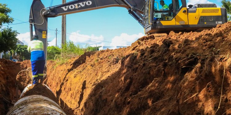 Prefeitura de Jaru inicia serviço de drenagem pluvial na Rua Otaviano Neto no setor 02; obra é custeada com recurso próprio