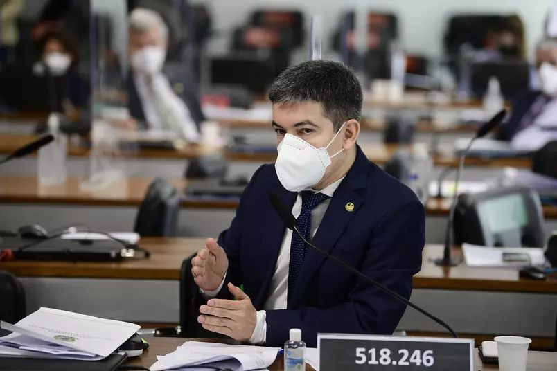 Randolfe Rodrigues apresenta queixa-crime contra Bolsonaro por difamação