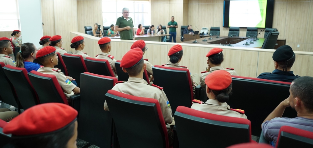 Estudantes do Colégio Tiradentes de Ariquemes participam de visita guiada na Alero