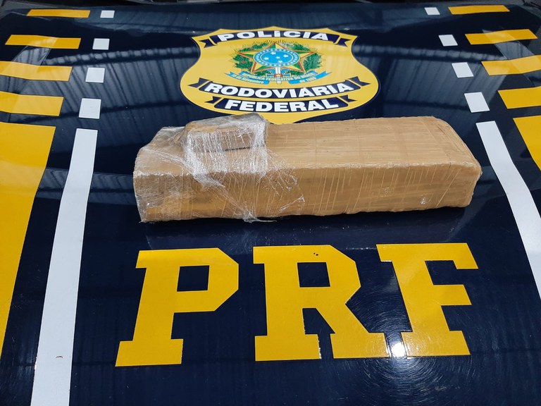 PRF apreende 1 kg de maconha com menor, passageira de taxi, em Ji-Paraná, RO