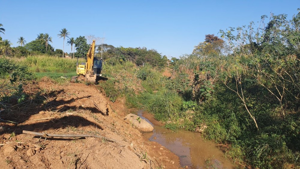 Prefeitura de Jaru realiza serviço de limpeza de canal no setor 03