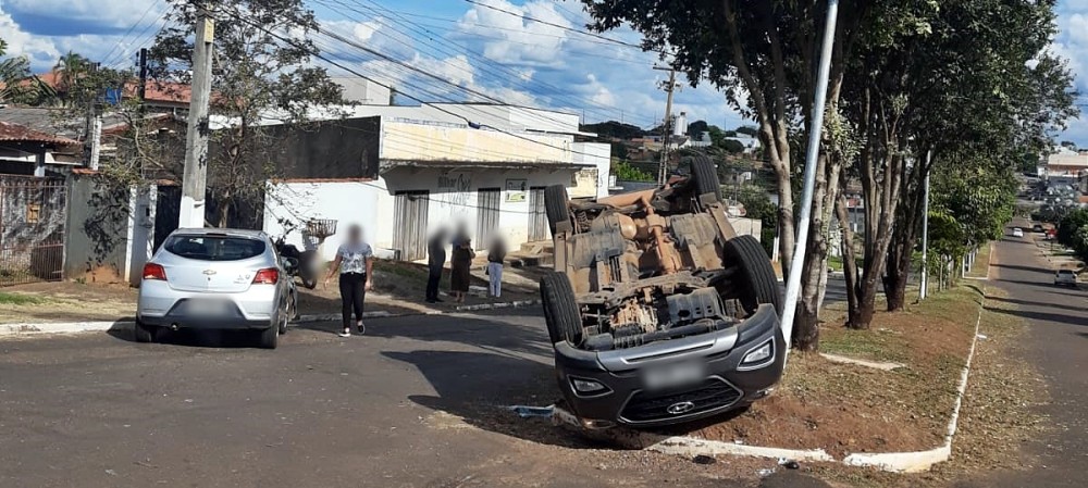 Automóveis colidem em cruzamento e um acaba tombando sobre canteiro em Cacoal, RO