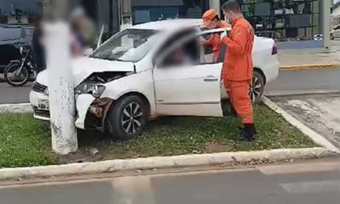 Motorista fica desorientada ao bater forte em poste no centro de Vilhena