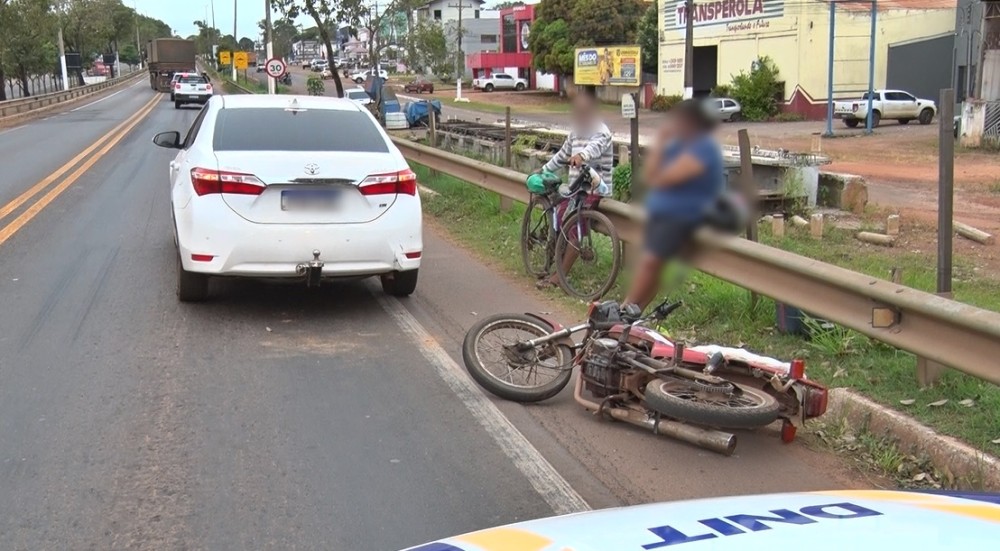 PRF recolhe motocicleta irregular após acidente na BR-364, em Cacoal