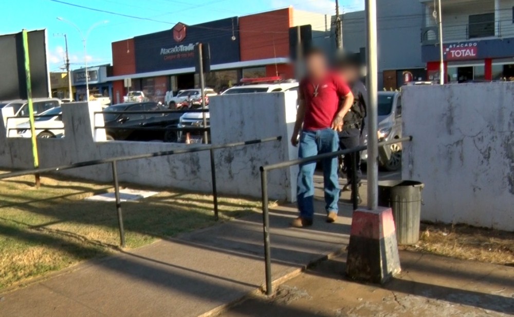 Jovem é conduzido por embriaguez e passageiro sem capacete em Cacoal