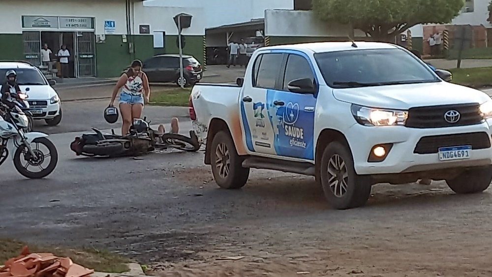 Pick-up da Semusa invade preferencial e atinge motociclista em Jaru