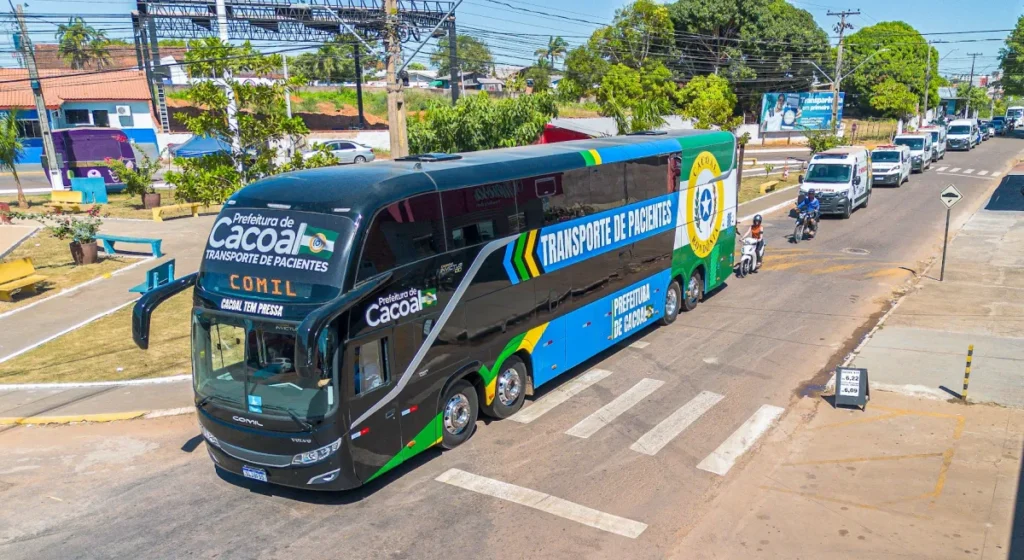 Cacoal fortalece acesso à saúde com novo ônibus ultramoderno para transporte de pacientes