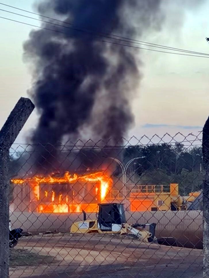 Incêndio Atinge Garagem da Prefeitura de Jaru