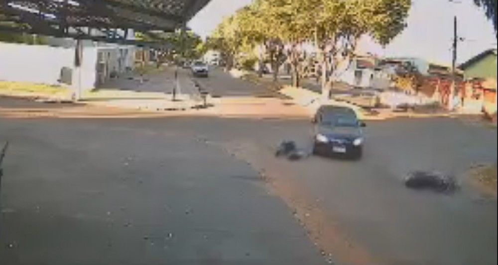 Motociclista avança cruzamento no Princesa Isabel, provoca acidente e fica ferido em Cacoal