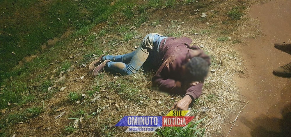 Homem cai de moto, resolve tirar um cochilo e agride verbalmente bombeiros durante o socorro em Cacoal