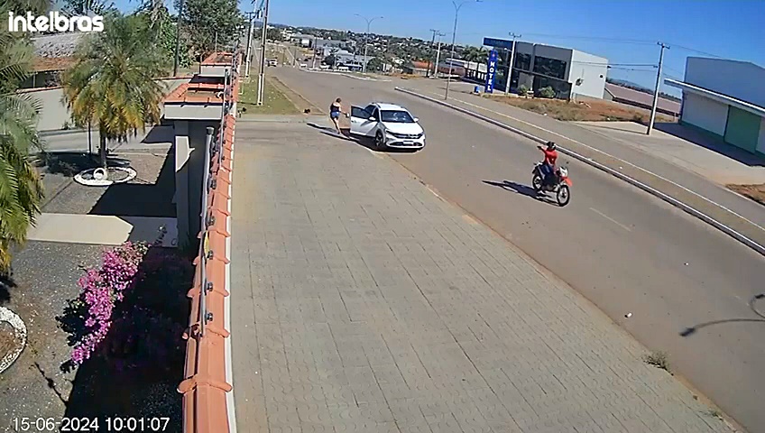 Motociclista gira o corpo quase 90º e atira em homem dentro de carro em Nova Brasilândia; veja o vídeo