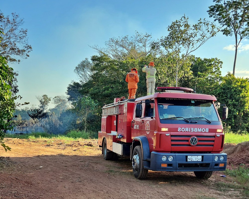 Bombeiros combatem incêndio no bairro Liberdade em Cacoal