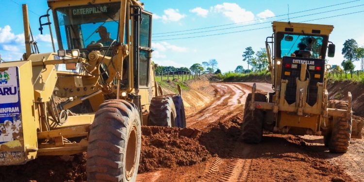 Prefeitura de Jaru intensifica serviço de patrolamento e recuperação das estradas rurais do município; serviço acontece na Linha 605