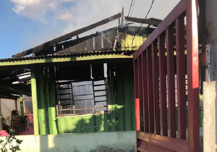 Casa é consumida pelas chamas no Setor 03 em Jaru