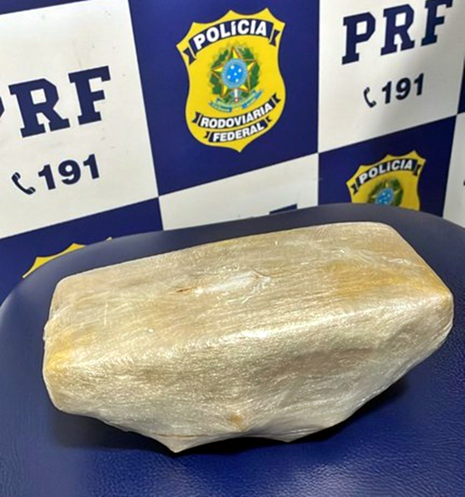 Patrulheiros da PRF apreendem 1,62 kg de cocaína em ônibus em Ji-Paraná