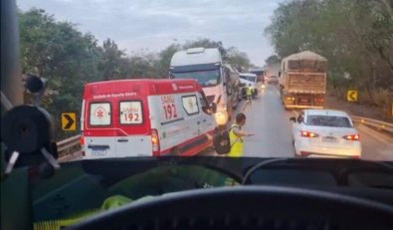 Acidente gravíssimo envolvendo carreta e caminhão-tanque deixa mulher ferida na BR-364