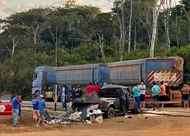 Pick-up atropela anta, outra atinge “caçambão” na BR-364; motorista fica preso às ferragens