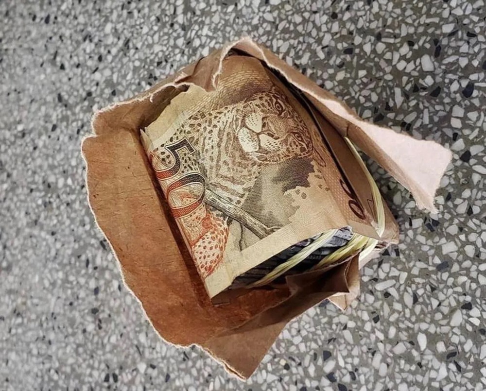 Mulher de 40 anos, cai no “golpe da recompensa” e perde mais de R$ 5 mil, bolsa e celulares em Jaru, RO