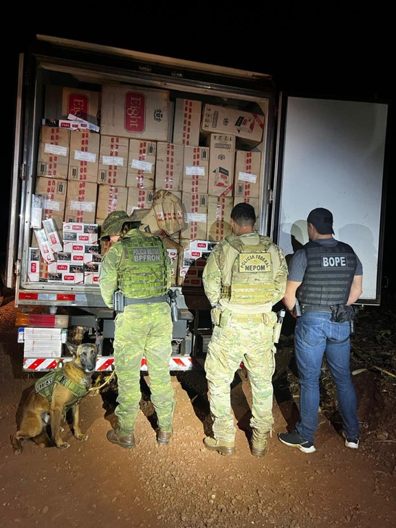 PF, BPFRON e BOPE/PMPR apreendem caminhão carregado com 300 caixas de cigarros contrabandeados