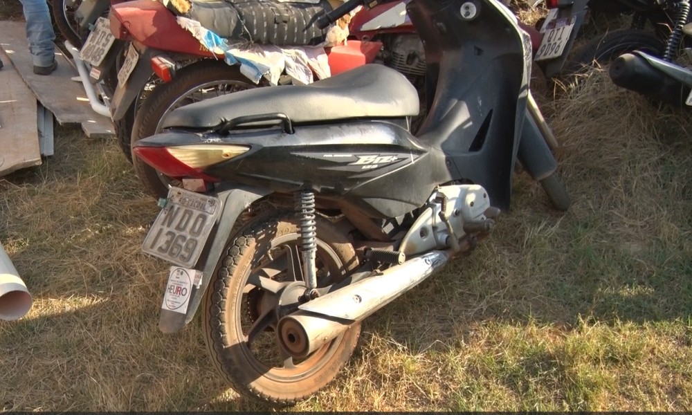 Motoneta furtada no Greenville é encontrada no Jardim Eldorado, no meio do mato em Cacoal, RO
