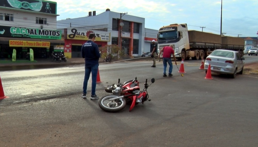 Motociclista é atingida por automóvel na BR-364, em frente Gonçalves, Eem Cacoal