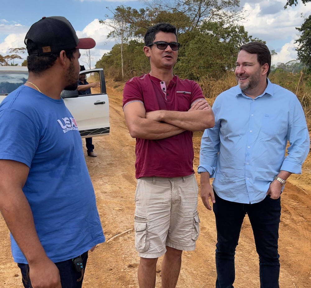 Deputado Alex Redano vistoria obras e concede entrevista em Buritis