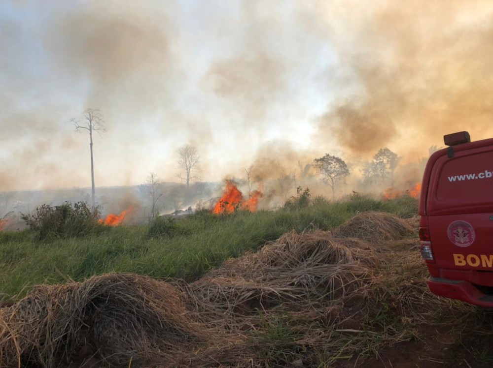 Incêndio avança sobre vegetação próxima ao setor 01-A em Jaru, RO