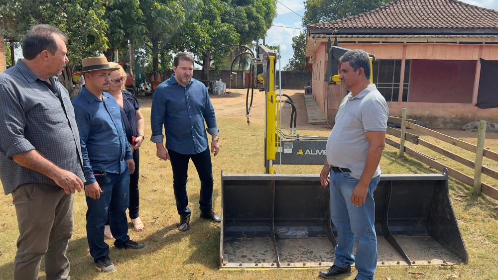 Alex Redano entrega implementos ao homem do campo e reforça compromisso em Theobroma