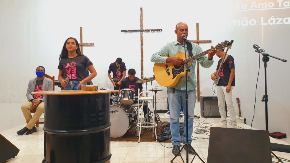 Prefeito Gilliard Gomes participa de vigília de jovens evangélicos, na noite deste sábado, em Theobroma, RO