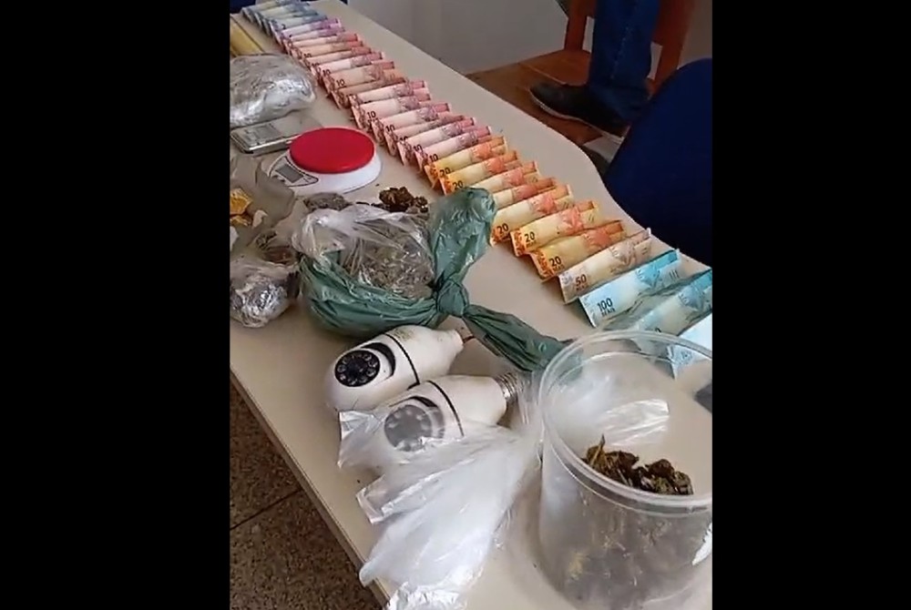 Menores guardiões de biqueira são conduzidos por porte ilegal de arma e trafico de drogas em Jaru, RO