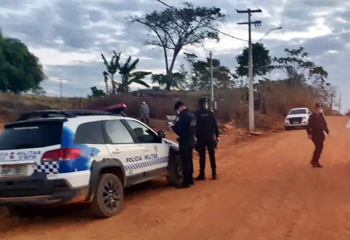 Durante mandado de busca, homicida tenta pegar arma de policial militar que dispara, em Jaru, RO