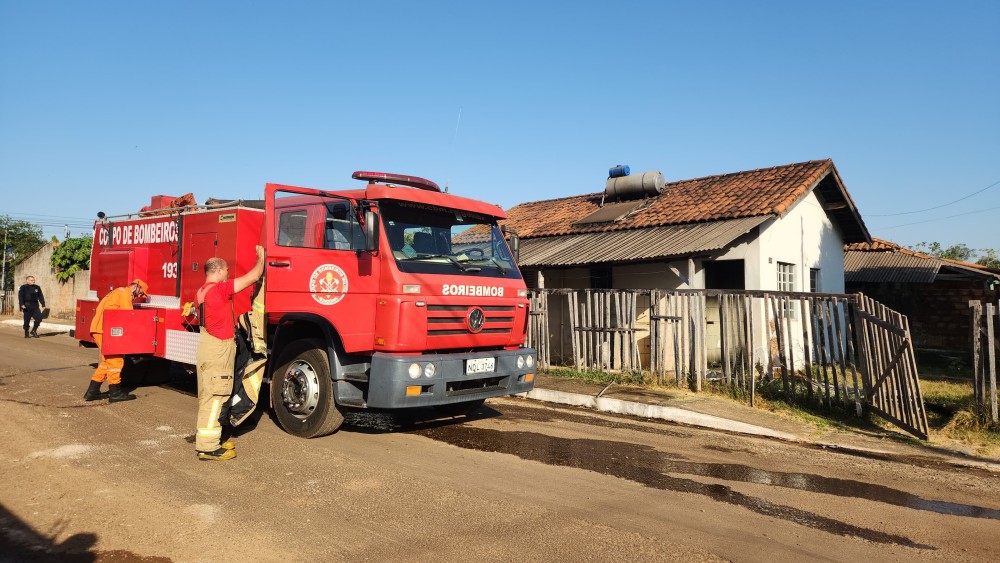 Incêndio misterioso em casa vazia no Alpha Park em Cacoal, RO