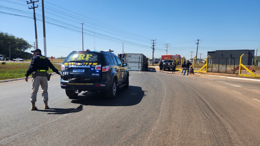 Carreta tomba durante tentativa de ultrapassagem na BR-364, em Cacoal