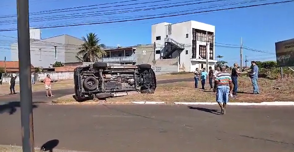 Caminhoneta capota na avenida Belo Horizonte em Cacoal