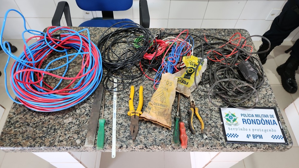 Homem é conduzido para DPC suspeito de furto de fios elétricos, em Cacoal, RO